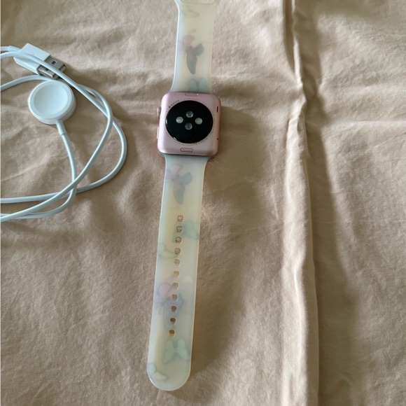 Apple Watch (first edition) and charger - Picture 5 of 6